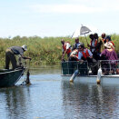 Kronprins Haakon får være med lokale fiskere i Okavango-deltaet (Foto: Ida Fjeldbraaten: Det kongelige hoff)